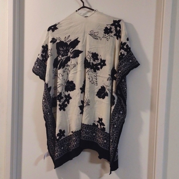 LAST CHANCE - Off-White and Black Viscose Creped Shawl/Wrap - Picture 3 of 6